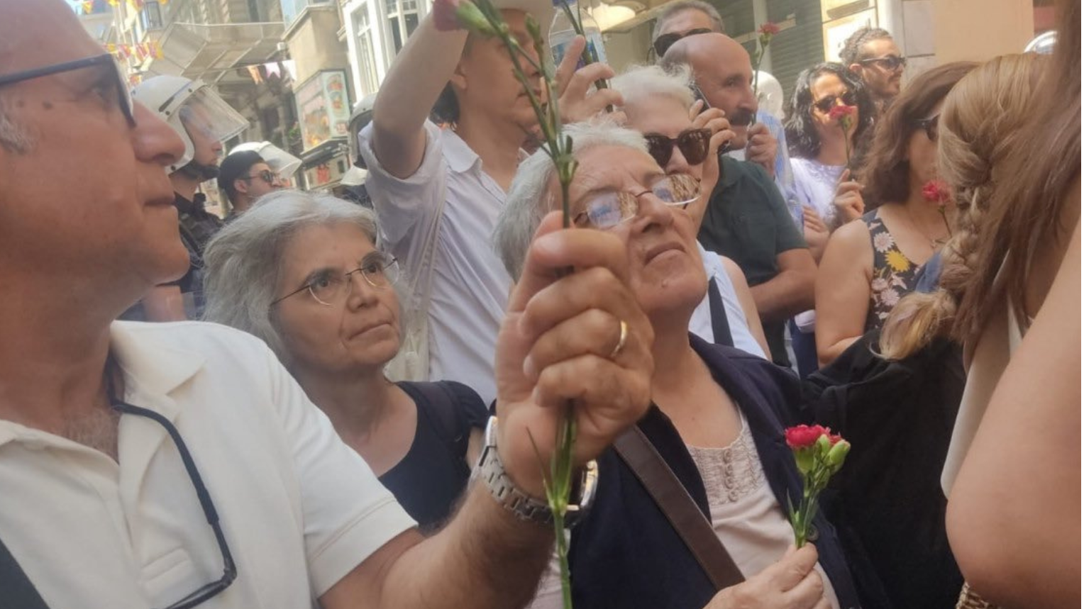 Ferhat Yaşar'ın objektifinden açıklama için bir araya gelen Cumartesi İnsanları'nın göründüğü fotoğraf