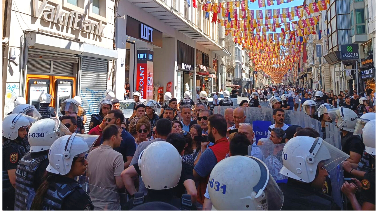 cumartesi insanları polis ablukasında görünüyor