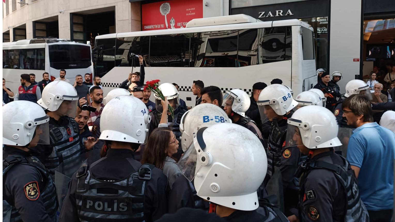 cumartesi insanları polis ablukasında görünüyor