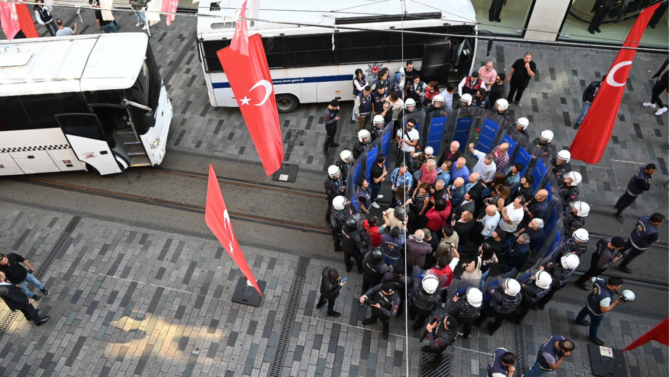 cumartesi insanları polis ablukasında görünüyor