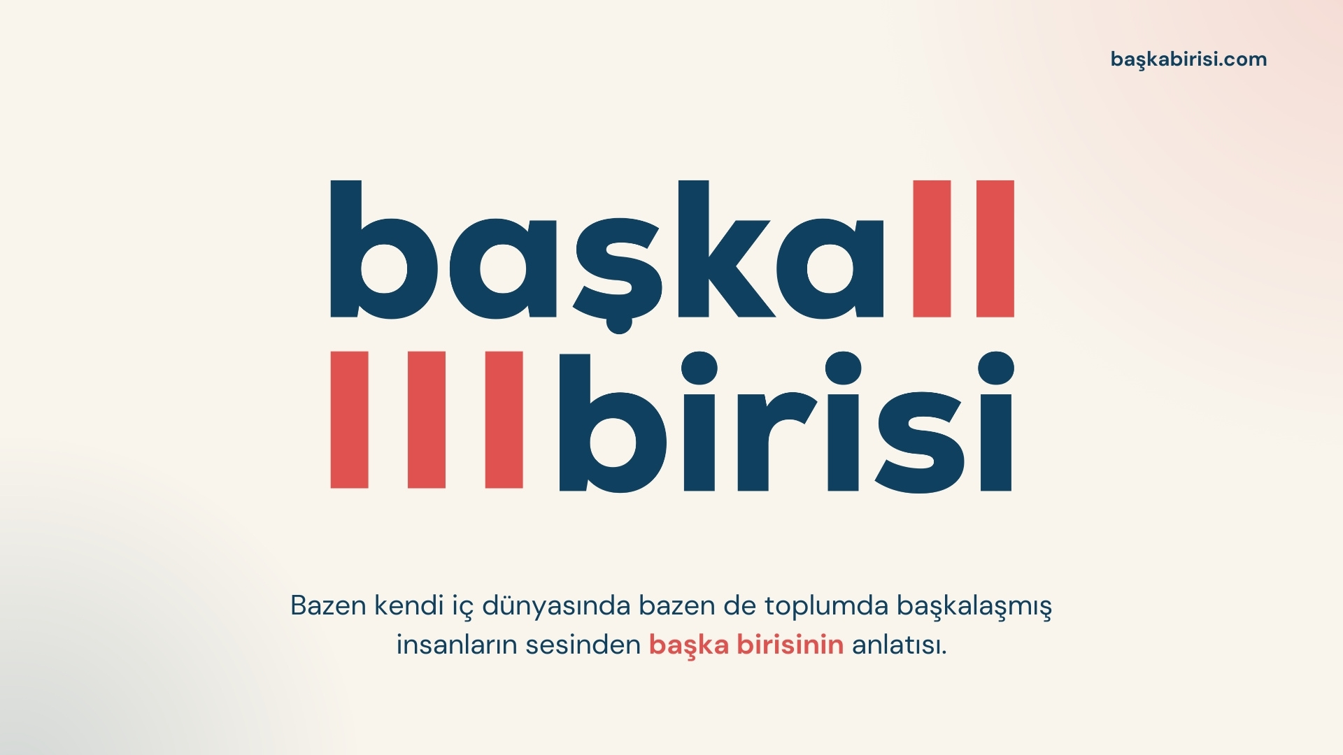 Başka Birisi projesinin logosunu gösteren görsel, lacivert küçük harflerle yazılan logonun yanlarında pembe çizgiler var. Logo, Trans onur bayrağını anımsatacak şekilde tasarlanmış.