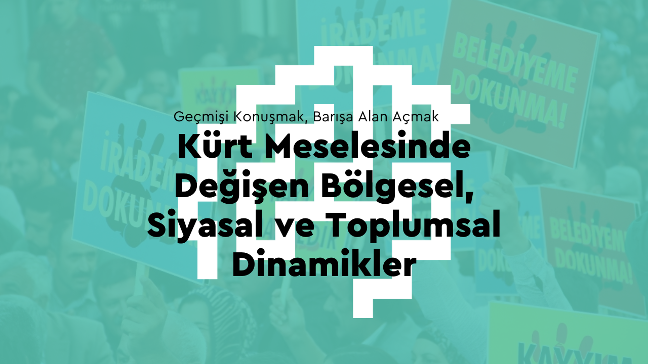 Görselin zemininde, bulanık bir şekilde protesto sırasında çekilmiş bir kalabalık fotoğrafı bulunmaktadır. Fotoğrafta insanlar pankartlar tutmaktadır. En öndeki pankartlarda "İrademe Dokunma" ve "Belediyeme Dokunma" yazıları görünmektedir. Görselin üzerine turkuaz bir filtre eklenmiş ve kalabalık detayları hafifçe bulanıklaştırılmıştır. Görselin ortasında beyaz bir desen bulunur, bu desen dikdörtgenlerin iç içe geçtiği bir motif şeklindedir. Desenin üzerine büyük puntolarla ve siyah renkle şu yazı yer almak