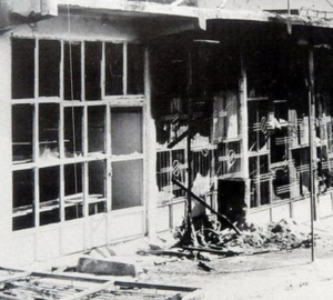 Lice Katliamı sırasında çekilmiş yanmış dükkanları gösteren fotoğraf