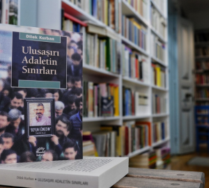 Ulusaşırı Adaletin Sınırları: Avrupa İnsan Hakları Mahkemesi ve Türkiye’nin Kürt Meselesi kitabı masanın üzerinde.