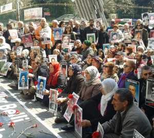 11 Nisan 2015 günü düzenlenen 524. hafta buluşması, Galatasaray Meydanı. 1981 yılında gözaltında kaybedilen Nurettin Yedigöl anılıyor.