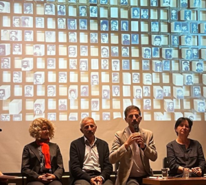 22 Eylül 2023 tarihli, Zamansız Suçlar sempozyumu “Türkiye’den Mücadele Deneyimleri, Direnç ve Dönüşüm” başlıklı oturumda Şiyar Kaymaz konuşurken görünüyor.