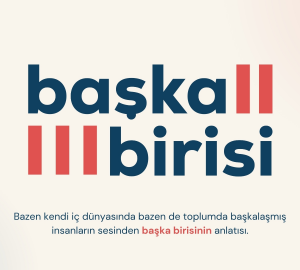 Başka Birisi projesinin logosunu gösteren görsel, lacivert küçük harflerle yazılan logonun yanlarında pembe çizgiler var. Logo, Trans onur bayrağını anımsatacak şekilde tasarlanmış.