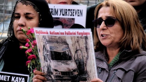 Cumartesi Anneleri/İnsanları’nın Galatasaray Meydanı’nda düzenlediği 980. hafta buluşması sırasında Maside Ocak basın açıklamasını okuyor, Güçlükonak Katliamı için adalet talep ediyor, 6 Ocak 2024.