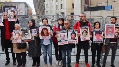 Cumartesi Anneleri/İnsanları, Galatasaray Meydanı'nda 979. hafta basın açıklamasını okuyor, 30.12.2023.