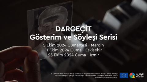 Dargeçit belgeselinden bir görüntü; sanatçı Anıl Olcan, Dargeçit'te gözaltında kaybedilen kişilerden Seyhan Doğan'ın fotoğrafının negatifini ışığa doğru tutuyor. Görsel üzerinde Dargeçit Gösterim ve Söyleşi Serisi yazıyor.